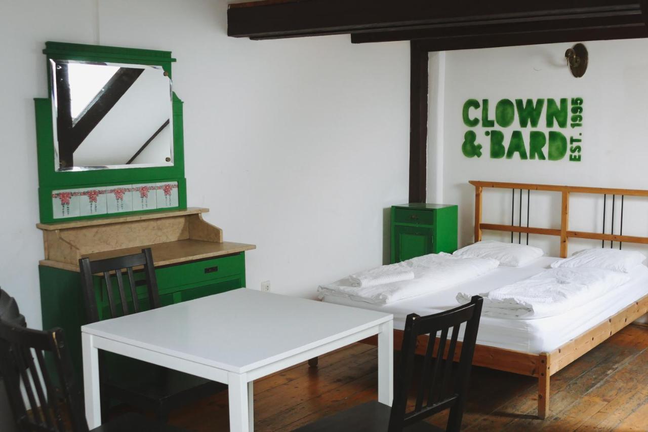 Clown And Bard Hostel Прага Экстерьер фото